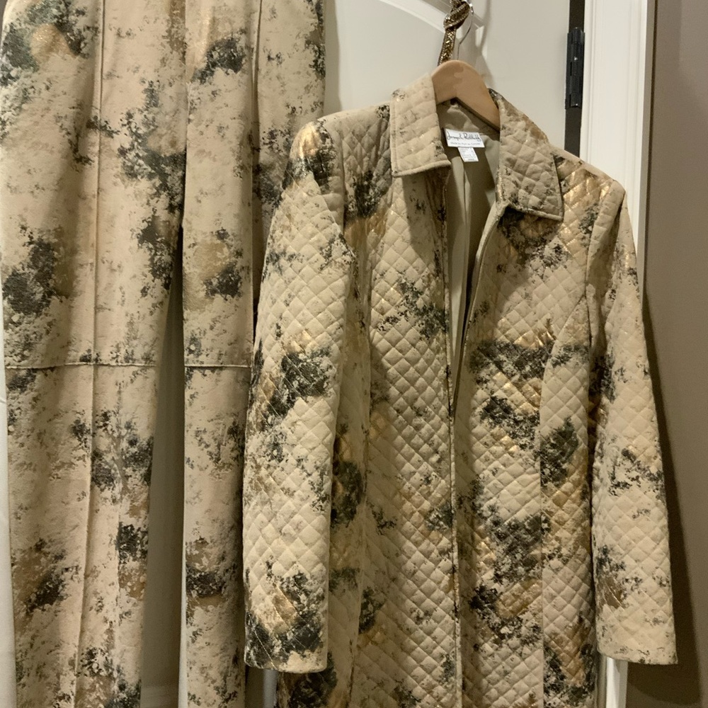 Fantastic long jacket with matching pants. Excellent look